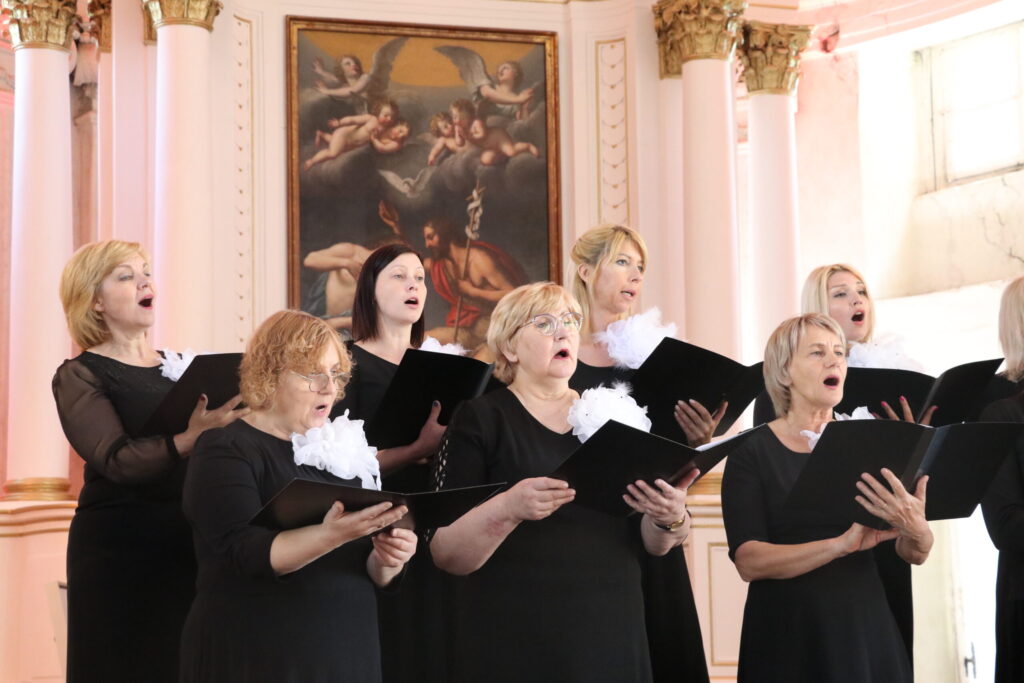 Jaungulbenes tautas nama koris “Liede”, kuram pievienojās arī dziedātājas no kora “Tirzmalietes”.
Autors: Foto: Laura Felša (“Alūksnes un Malienas Ziņas”)