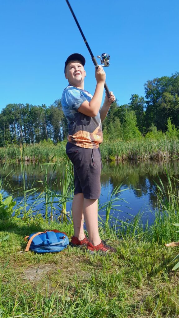 Rolands Didaitis agri cēlās, lai piedalītos makšķerēšanas sacensībās Kalnienā. Kā pats atzīst, tad kopumā viņam esot gājis jautri.
Autors: Foto: no personiskā arhīva
