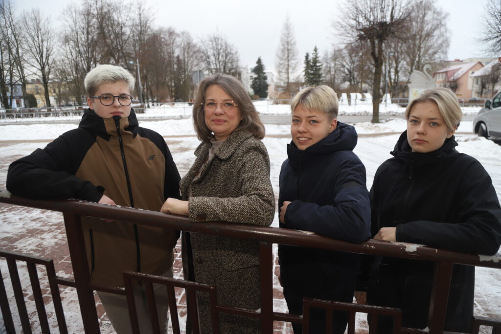 Gulbenietes trīnītes Agate (no kreisās), Anda un Ance Katanes 9.februārī svinēs savu 18. dzimšanas dienu. Meiteņu mamma Arta Bērziņa ar smaidu atzīst, ka viņai bija prieks iet cauri šiem 18 gadiem. Meitenes piedzimstot bija ļoti līdzīgas izskatā, tāpēc viņām tika uzvilktas vecākās māsas Kristīnes darinātas cepurītes ar dažādu krāsu puķītēm, bet tagad, kā uzsver meitenes, viņas var atšķirt.
Autors: Foto: Gatis Bogdanovs