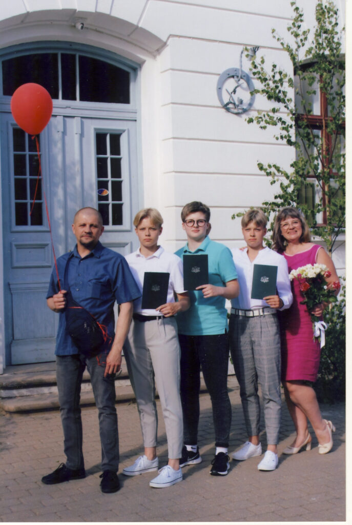 Ance, Agate un Anda absolvējot Gulbenes novada vidusskolas 9.klasi kopā ar mammu un tēti.
Autors: Foto: no privātā arhīva