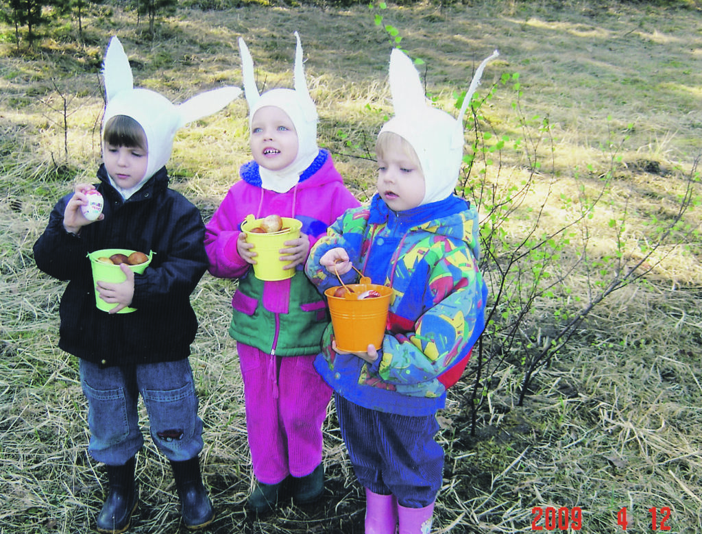 Ģimene iemūžinājusi mirkli ar trīnītēm Lieldienās.
Autors: Foto: no privātā arhīva