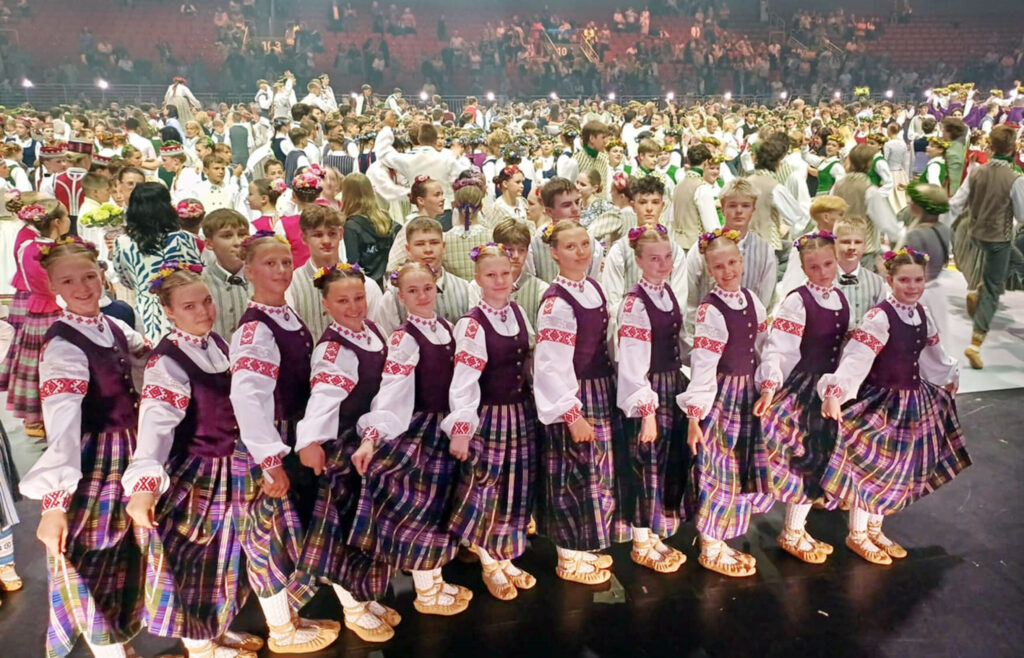 GULBENES novada kultūras centra bērnu tautisko deju kolektīva “Knausīši” 7.-9. klašu grupa pēc koncerta.
Autors: FOTO: GUNA DREIŠKENA