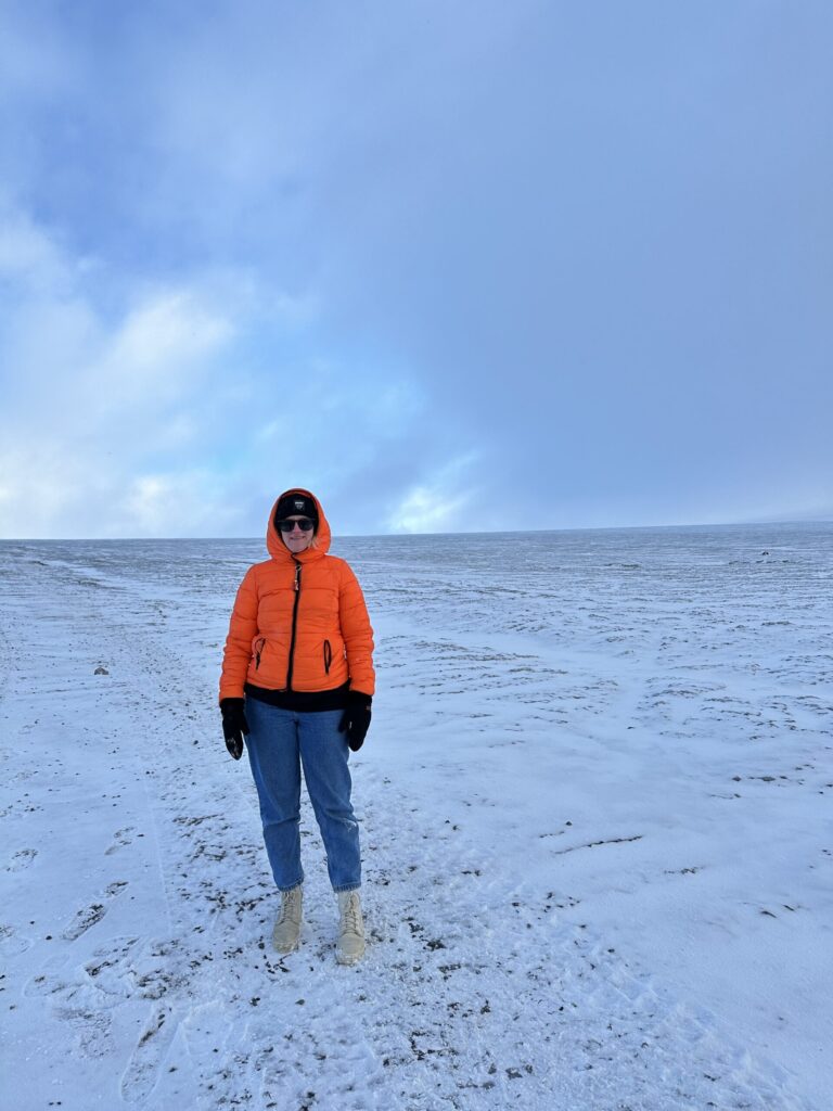 LANGJÖKULL LEDĀJS atrodas Islandes rietumos, divu stundu attālumā no galvaspilsētas, un kopumā tas ir 50 kilometru garš, tā biezajās vietās ledus dziļums sasniedz 580 metrus. Tuvojoties ledājam, ir dažādu gadskaitļu atzīmes, kuras parāda, cik daudz ledājs ir sarucis laika gaidā. Ja globālā sasilšana turpināsies līdzšinējā tempā, viss ledājs izkusīs tuvāko 100 gadu laikā.
Autors: Foto: Diāna Lozko