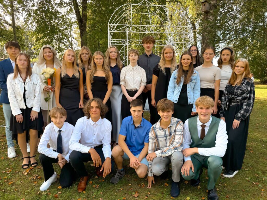 LEJASCIEMA pamatskolas 9.klases skolēni. Gan priecīgi, gan atbildīgi, uzsākot jauno mācību gadu.
Autors: FOTO: LEJASCIEMA PAMATSKOLA