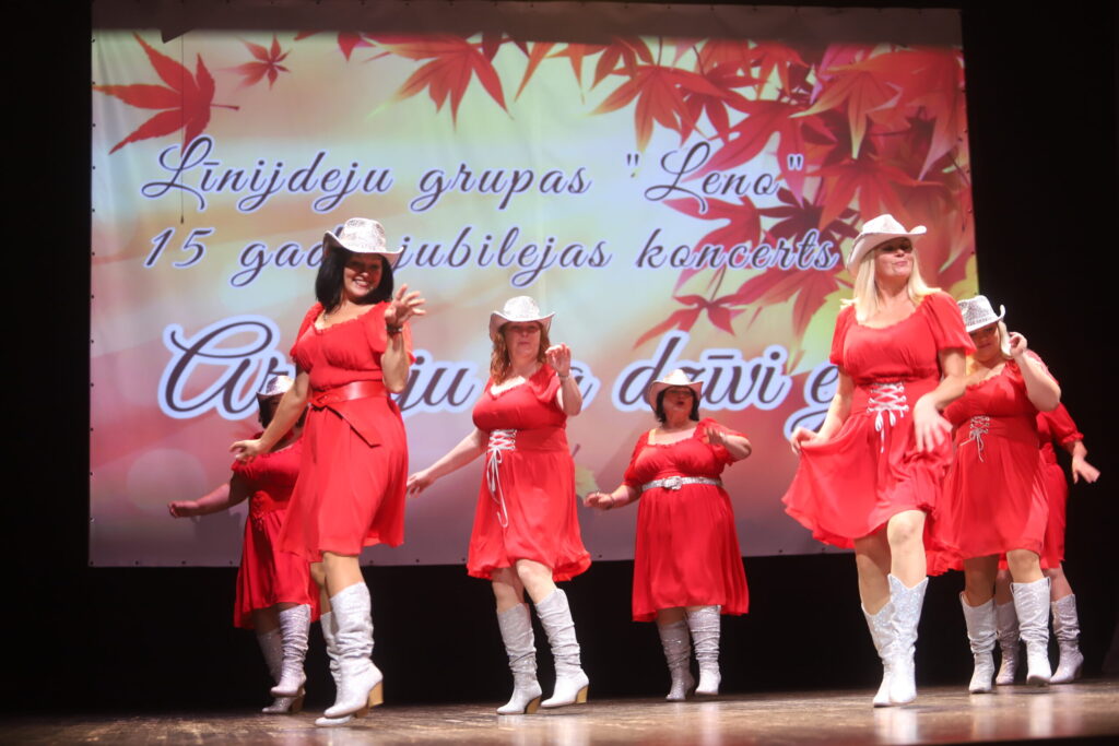 STARP daudzajiem viesiem “Leno” jubilejas koncertā arī Gulbenes līnijdeju grupa “Raganiņas”, kurām šogad palika 21.
Autors: Foto: Gatis Bogdanovs