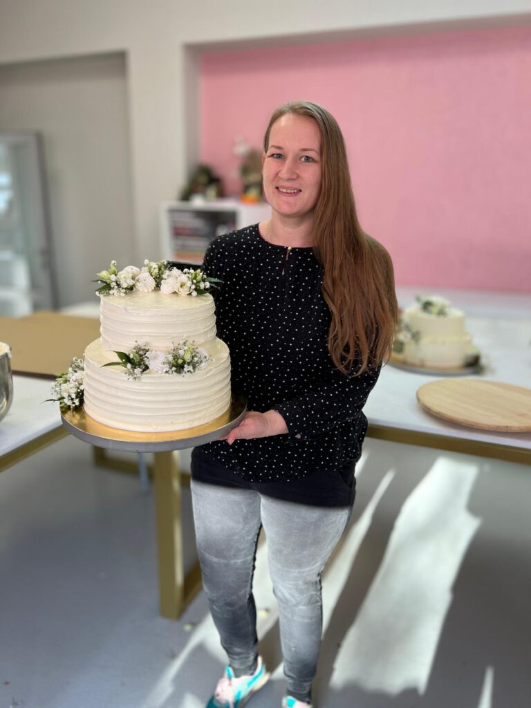 LIENES GATAVOTĀ DIVSTĀVU KĀZU TORTE ar aveņu un šokolādes pildījumu, kuras pagatavošanu viņa apguva meistarklasē Siguldā. Torte rotāta ar dzīvajiem ziediem - tā ieteikts meistarklasē.
Autors: FOTO: NO PERSONISKĀ ARHĪVA