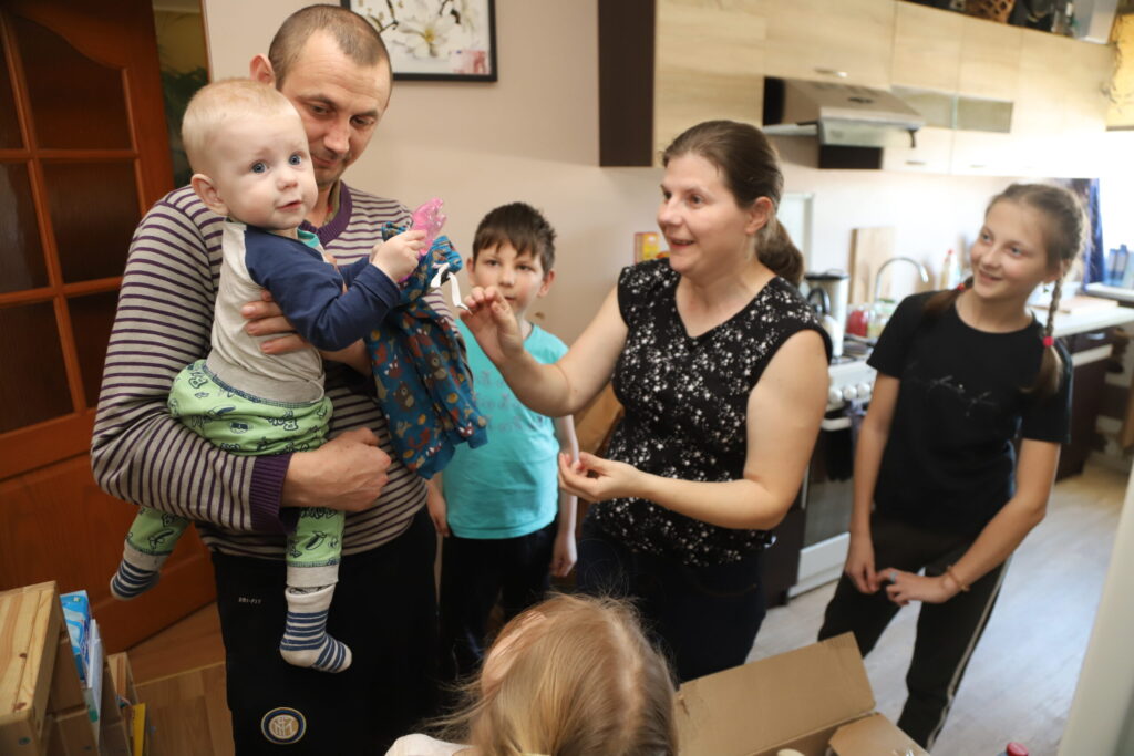 Lūk, viena mantiņa zobiem, kuru var pakošļāt, lai ātrāk mazajam Aleksejam izaug pirmie zobiņi. Tēta Aleksandra rokās mazajam ir droši. Un blakus ir arī mamma Oļa, mazā māsa Ilona, lielā māsa Katja un vecākais brālis Nikolajs. Kemiņu ģimene Lizumā jūtas droši.
Autors: Foto: Gatis Bogdanovs