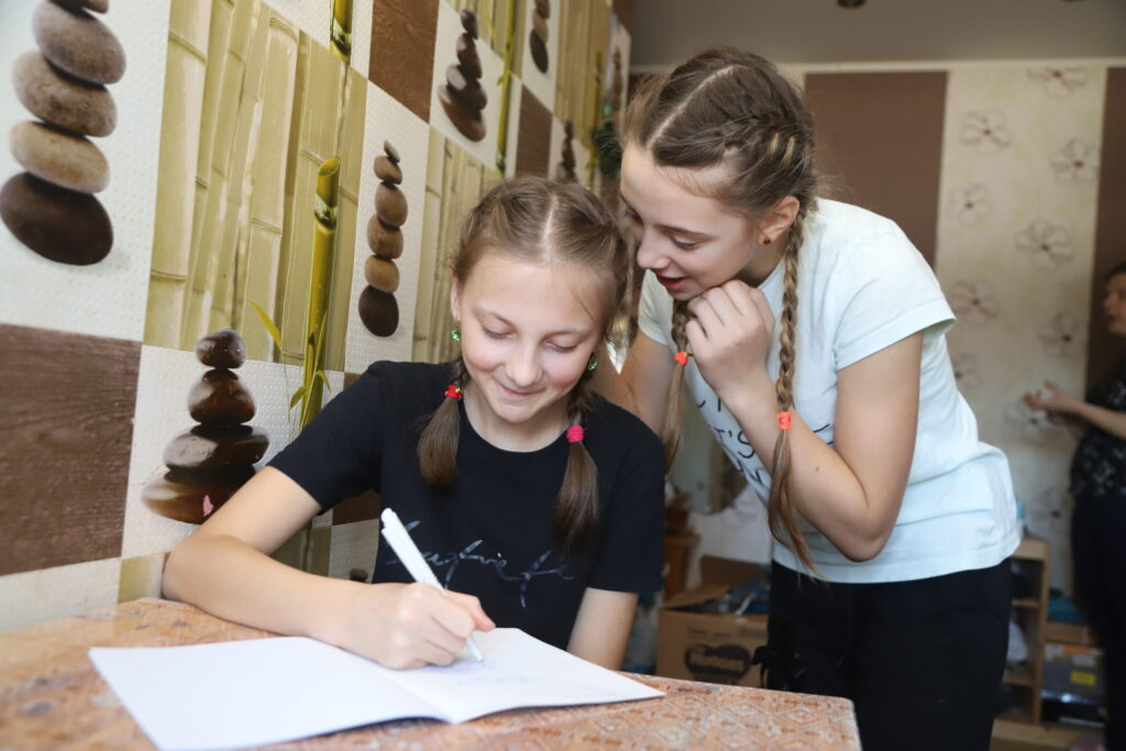 Jau sadraudzējušās tā, it kā visu laiku būtu augušas kopā. Lizuma māsīca Ksenija (no labās) un ukrainiete Katja ir vienaudzes. Sarunājas krieviski. Viņam ir kopīgas intereses, mācības tajā skaitā.
Autors: Foto: Gatis Bogdanovs