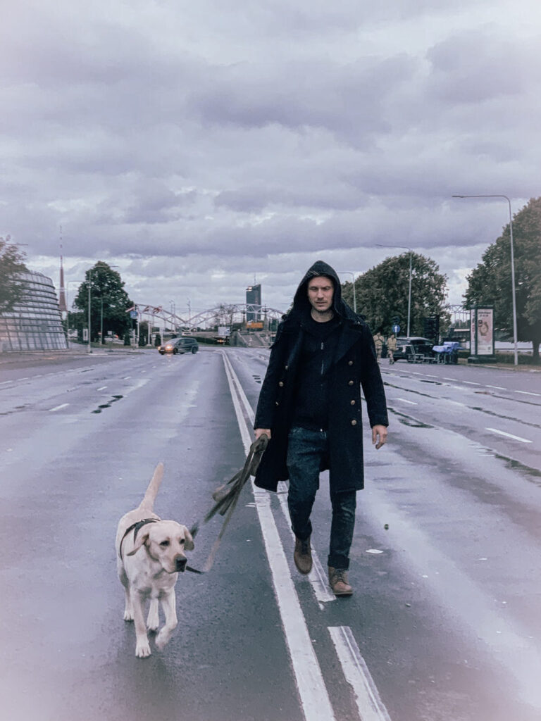 Rīta pastaiga ar Rūdolfu. Aleksandram ir mājās četri dzīvnieki: viens suns - zelta retrīvers Rūdolfs - un trīs kaķi - milzīgais un gudrais Neits, kuram tagad diēta, pusaklā Grieta un enerģiskais Gandijs. “Tā ka garlaicīgi man nav,” saka Aleksandram.
Autors: Foto: Ināra Sudare