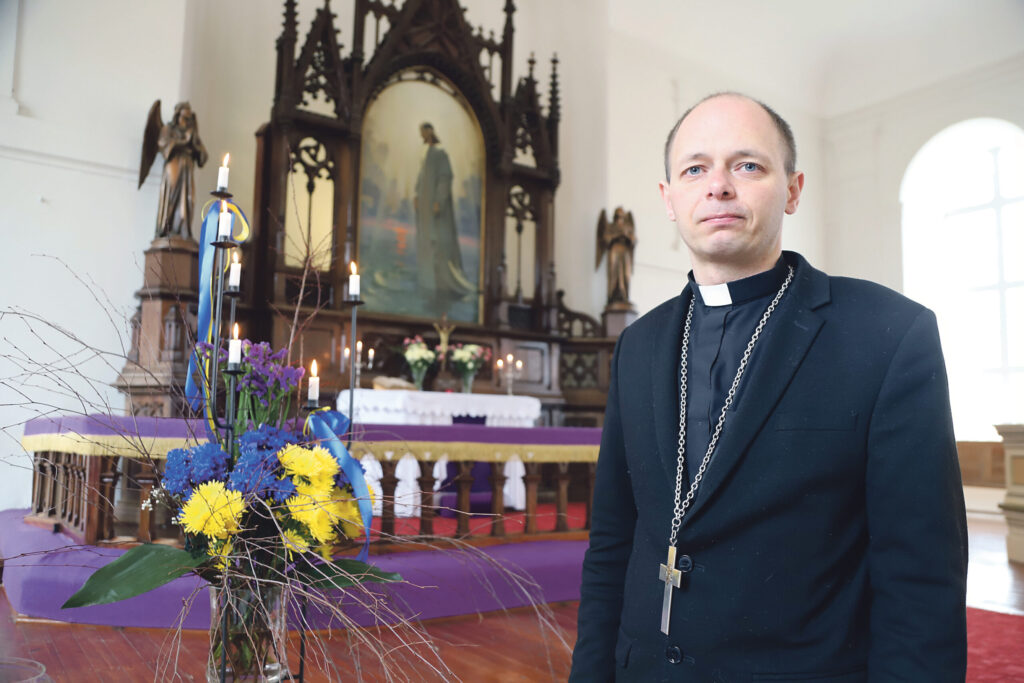 Gada brīvprātīgie – Kaspars Ozers un Ilgvars Matīss (attēlā). Cepuri noņemam jūsu priekšā! Viņi daudz nerunāja, bet devās palīdzēt ukraiņiem. Gan uzņēmējs K.Ozers, gan luterāņu mācītājs I.Matīss  mudināja līdzcilvēkus ziedot ukraiņiem nepieciešamo un paši devās uz Ukrainu, lai nogādātu gulbeniešu saziedotās mantas, bet atpakaļceļā atvestu tos cilvēkus, kuriem māju vairs nebija.      
Autors: Foto: no “Dzirksteles” arhīva