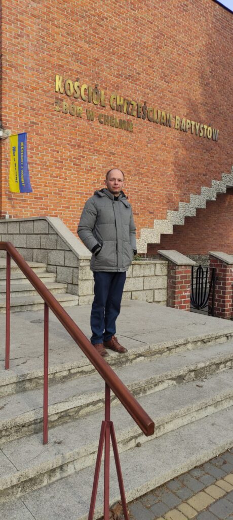 Bēgļu centrs, kas Helmas pilsētā Polijā ierīkots baptistu dievnamā. Ilgvars Matīss – uz šī dievnama kāpnēm.
Autors: Foto: no personiskā arhīva