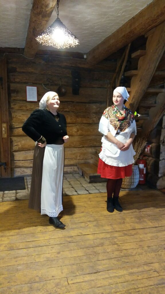 Smiltenes novada Brantu muižas saimniece Ilze Briede bija sagatavojusi ēdienus atbilstoši katram vēsturiskajam laika posmam un piedāvāja tos nobaudīt etnogrāfiskajā viesu namā “Gungas” Ādažu novadā.
Autors: Foto: Pārsla Konrāde