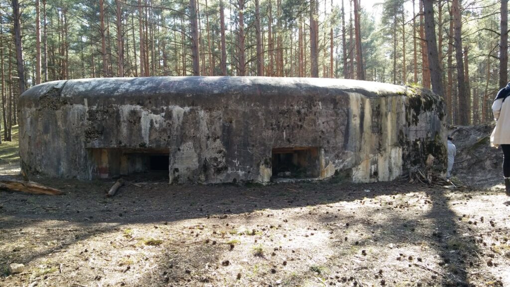 Mangaļsalas nocietinājumu teritorijā Rīgā pie Daugavas ietekas jūrā. J.Zariņš par galveno objektu šeit uzskata Latvijas armijas ierīkoto sardzes posteni - betona blokmāju. Tagad apkārt ir mežs, bet tolaik milzīgo koku nav bijis. Uzraksts uz bunkura vēsta, ka to būvējis sapieru pulks 1928.gadā.
Autors: Foto: Pārsla Konrāde