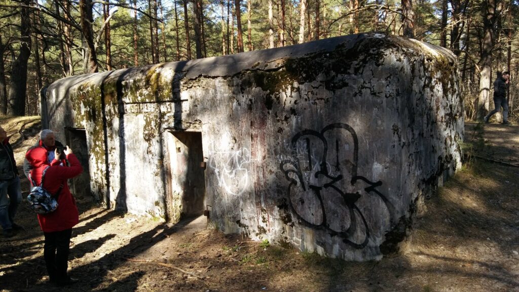 Mangaļsalas nocietinājumu teritorijā Rīgā pie Daugavas ietekas jūrā. J.Zariņš par galveno objektu šeit uzskata Latvijas armijas ierīkoto sardzes posteni - betona blokmāju. Tagad apkārt ir mežs, bet tolaik milzīgo koku nav bijis. Uzraksts uz bunkura vēsta, ka to būvējis sapieru pulks 1928.gadā.
Autors: Foto: Pārsla Konrāde