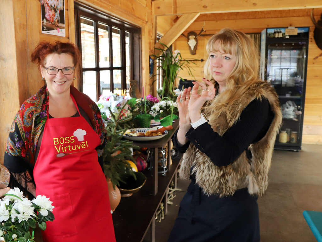 “MĪLMAŅU” pavāre Sandra Daudziņa (no kreisās) kopā ar Ingu Dikmani.
Autors: Foto: Gatis Bogdanovs
