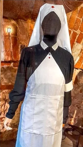 PIRMĀ pasaules kara laika Sarkanā Krusta žēlsirdīgās māsas tērps. Vācija, ap 1915. gadu.