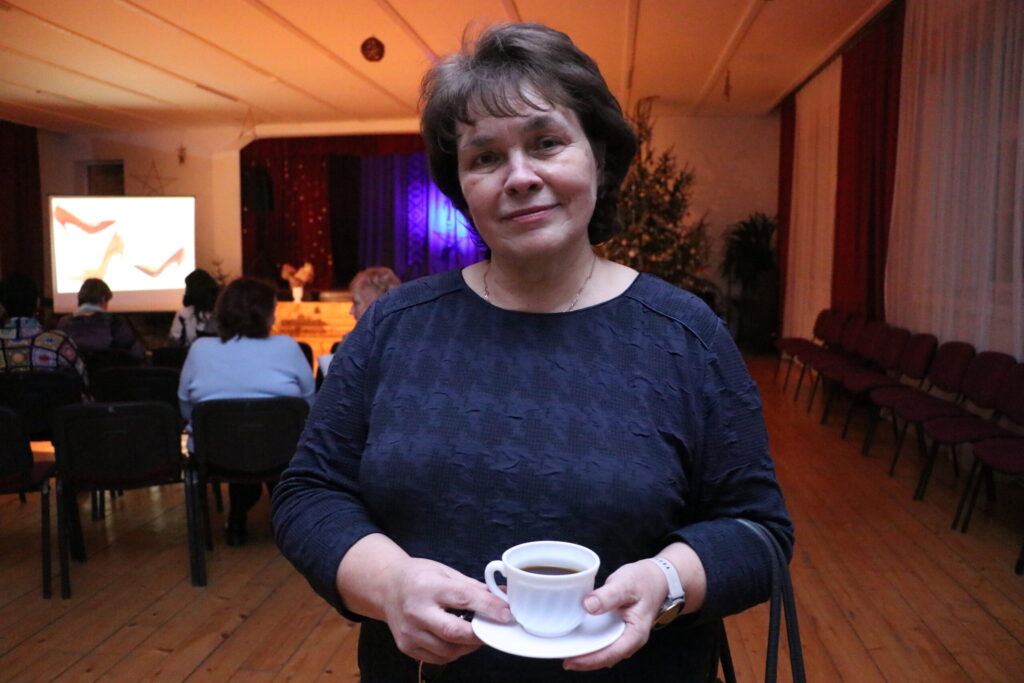 DACE JANSONE NO LITENES: - Atnācu, jo dzīvoju šeit pat Litenē, un man šķita vērtīgi atnākt un iegūt jaunas zināšanas. Esmu tikai pirms aptuveni gada atgriezusies uz dzīvi Litenē un jau 40 gadus strādāju par ģimenes ārstu Gulbenē. Šis ir sievišķīgs pasākums, un šķita grēks to palaist garām.
Autors: Foto: Diāna Lozko