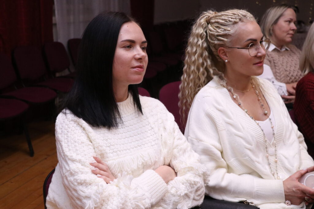 LAURA VĪTOLA NO GULBENES (no kreisās) atzīst, ka šāds pasākums bija brīnišķīga iespēja satikt tik zinošu un populāru modes mākslinieku tik tuvu mājām.
Autors: Foto: Diāna Lozko