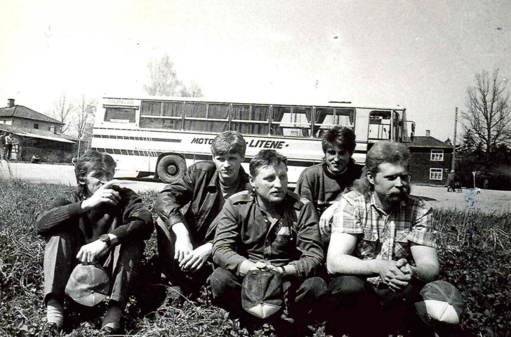1987.GADS. No kreisās: Ainārs Brezinskis, braucēji Raivo Rāgs, Raivo Skudrulis, mehāniķis Jānis Ādiņš, šoferis-mehāniķis Jānis Stradiņš.
Autors: FOTO: NO PERSONISKĀ ARHĪVA