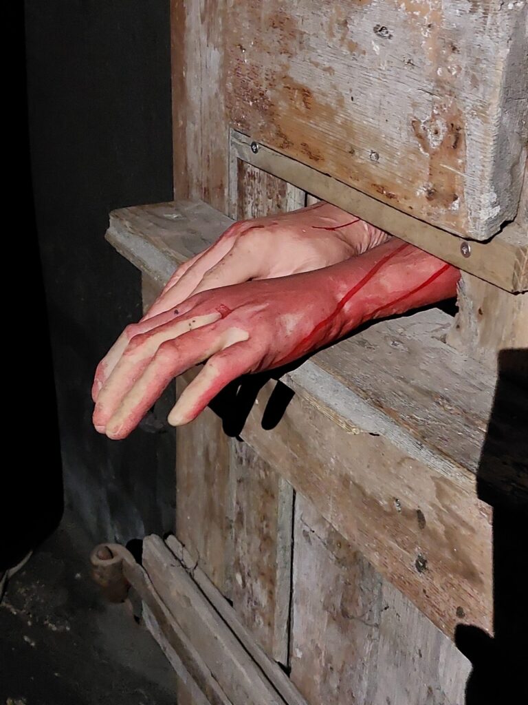 Slimos lika arī aiz baznīcas durvīm, jo uzskatīja - ja jau Dievs sodījis ar šo slimību, tad viņš spēj to paņemt arī atpakaļ. Un tad pa mazu caurumiņu lūkojās iekšā.
Autors: Foto: Pārsla Konrāde