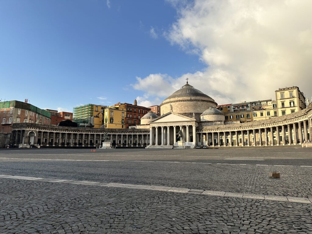 PIAZZA DEL PLEBISCITO. Viens no visiespaidīgākajiem arhitektūras pieminekļiem Neapolē.
Autors: Foto: Diāna Lozko