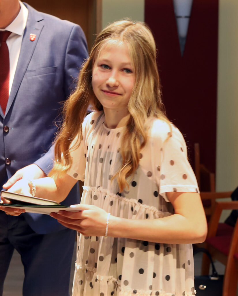 Elizabete Kalniņa tika uzaicināta uz latviešu valodas olimpiādes valsts posmu, kurā sekmīgi piedalījās un par to saņēma Gulbenes novada domes pateicības rakstu.
Autors: Foto: Gatis Bogdanovs