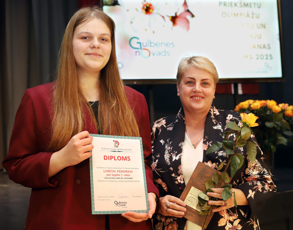 Loreta Pendrika (no kreisās) pēc viņas klases audzinātājas un viņas skolotājas Ingas Grigules iniciatīvas piedalījās arī ekonomikas olimpiādē.
Autors: Foto: Gatis Bogdanovs