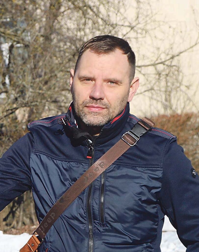 Gada brīvprātīgie – Kaspars Ozers (attēlā) un Ilgvars Matīss. Cepuri noņemam jūsu priekšā! Viņi daudz nerunāja, bet devās palīdzēt ukraiņiem. Gan uzņēmējs K.Ozers, gan luterāņu mācītājs I.Matīss  mudināja līdzcilvēkus ziedot ukraiņiem nepieciešamo un paši devās uz Ukrainu, lai nogādātu gulbeniešu saziedotās mantas, bet atpakaļceļā atvestu tos cilvēkus, kuriem māju vairs nebija.      
Autors: Foto: no “Dzirksteles” arhīva