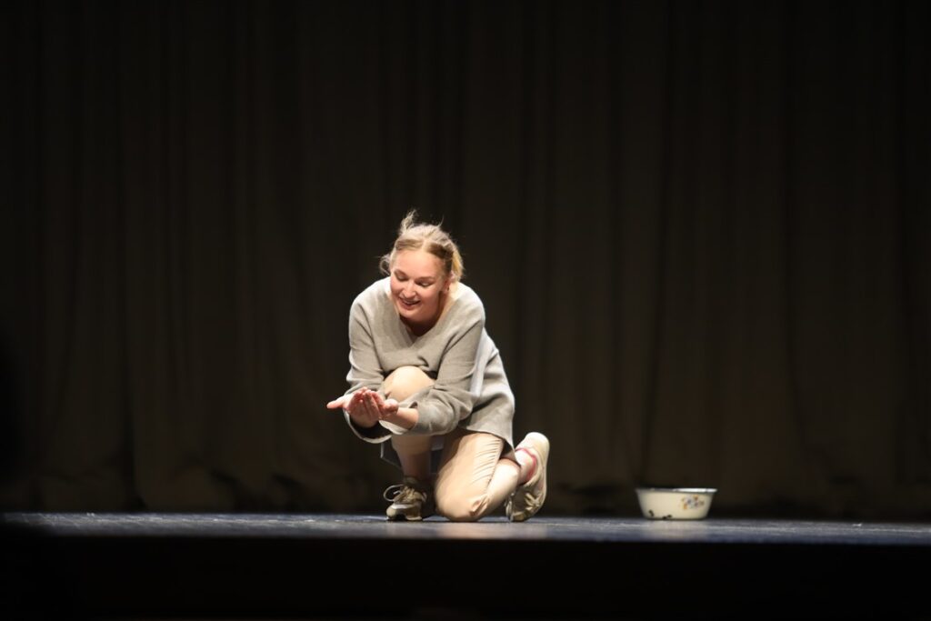 Agnese Keita Birzniece Ozolkalna amatierteātra “Spēlmaņi” monoizrādē “Nevienādības zīme”. 
Autors: Foto: Gatis Bogdanovs