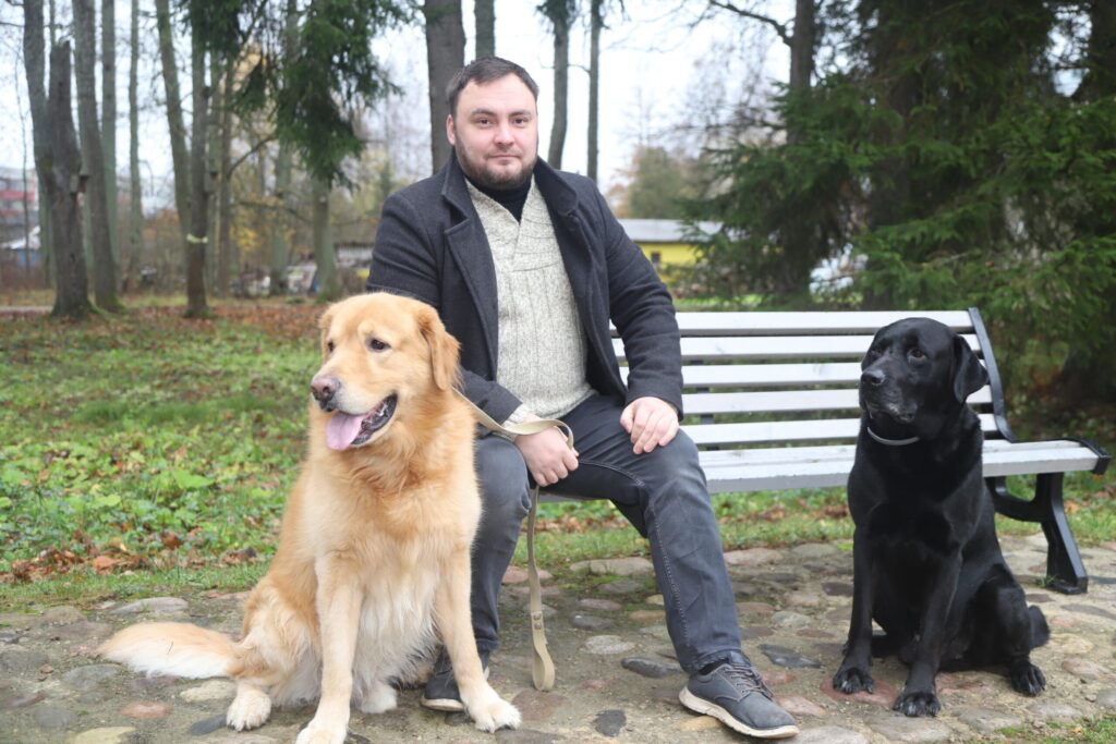 Ne tikai mīļums, arī atbildība un rūpes. Elviss Ozols nebija plānojis kļūt par divu suņu saimnieku, bet tā vienkārši ir noticis. Un viņš par to ir pateicīgs liktenim. Zeltainais Odijs vairāk pieturams, jo ir brīvdomātājs un “mākslinieks”, bet melnais Marčello visu laiku ir uz vakts. 
Autors: Foto: Gatis Bogdanovs