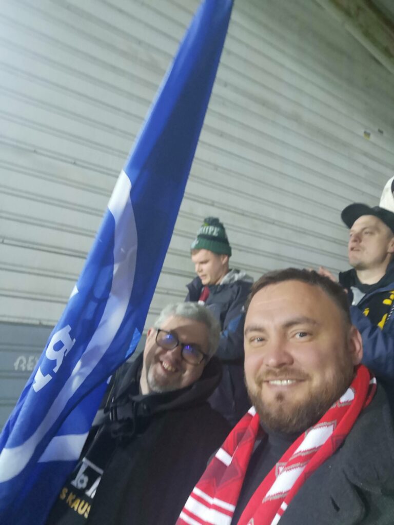 Futbols – arī sirdslieta. Elviss Ozols pats “Lācītēs” savulaik bija izveidojis jauniešu futbola komandu. Viņš arī regulāri rīkojis turnīrus uz vietas. Vēl tagad albumā viņam ir fotogrāfijas no tiem laikiem. Bet šis foto tapis vasarā Rīgā. Šeit Elviss ir tikai fans.
Autors: Foto: no personiska arhīva