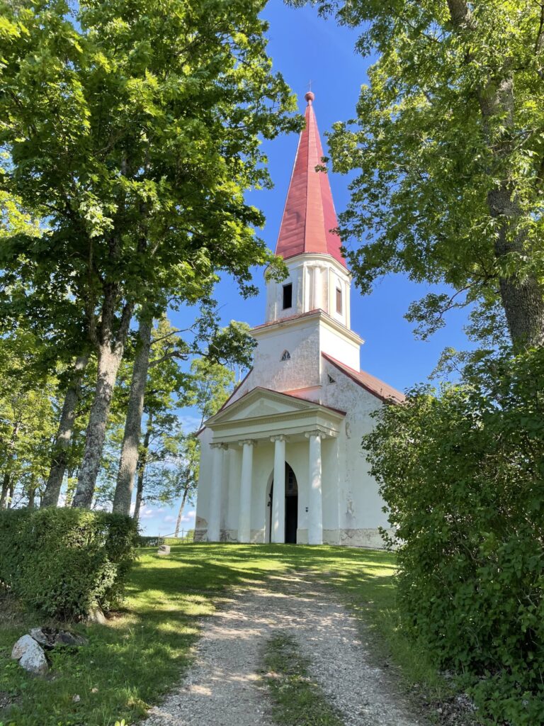 Mīļā Tirzas luterāņu baznīca. Senākais līdz mūsdienām saglabājies dievnams visā Gulbenes novadā. Valsts nozīmes arhitektūras piemineklis. Baznīca celta 1823.gadā. Svētkos tā bija atvērta gan dievkalpojuma laikā, gan pēc tam individuāliem apmeklējumiem.
Autors: Foto: Diāna Odumiņa
