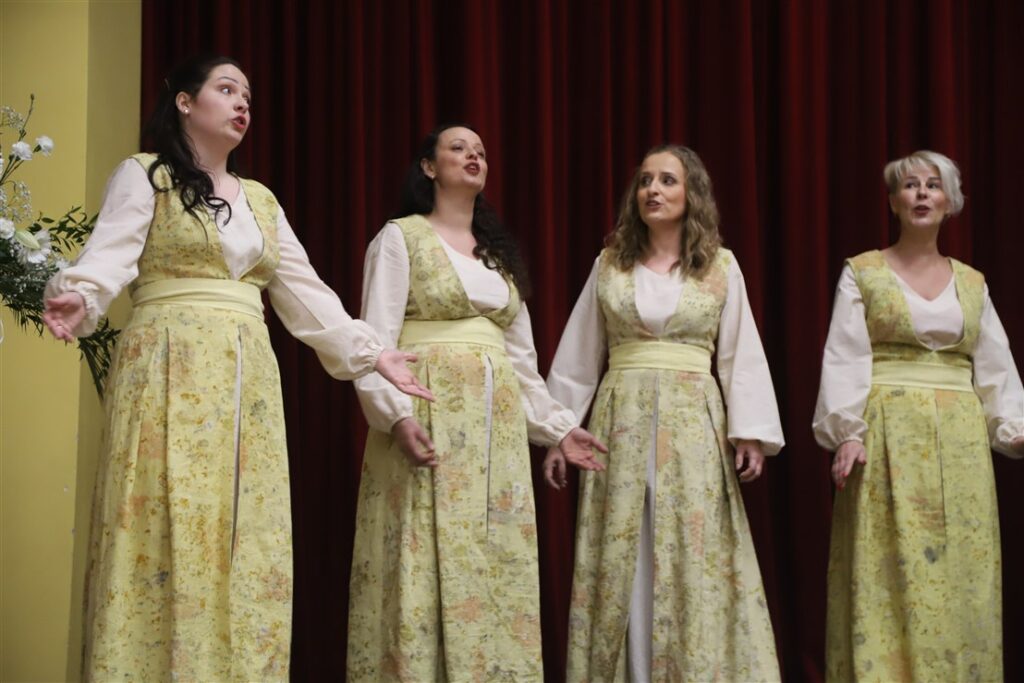 Stradu pagasta sieviešu vokālais ansamblis “Pieskāriens”