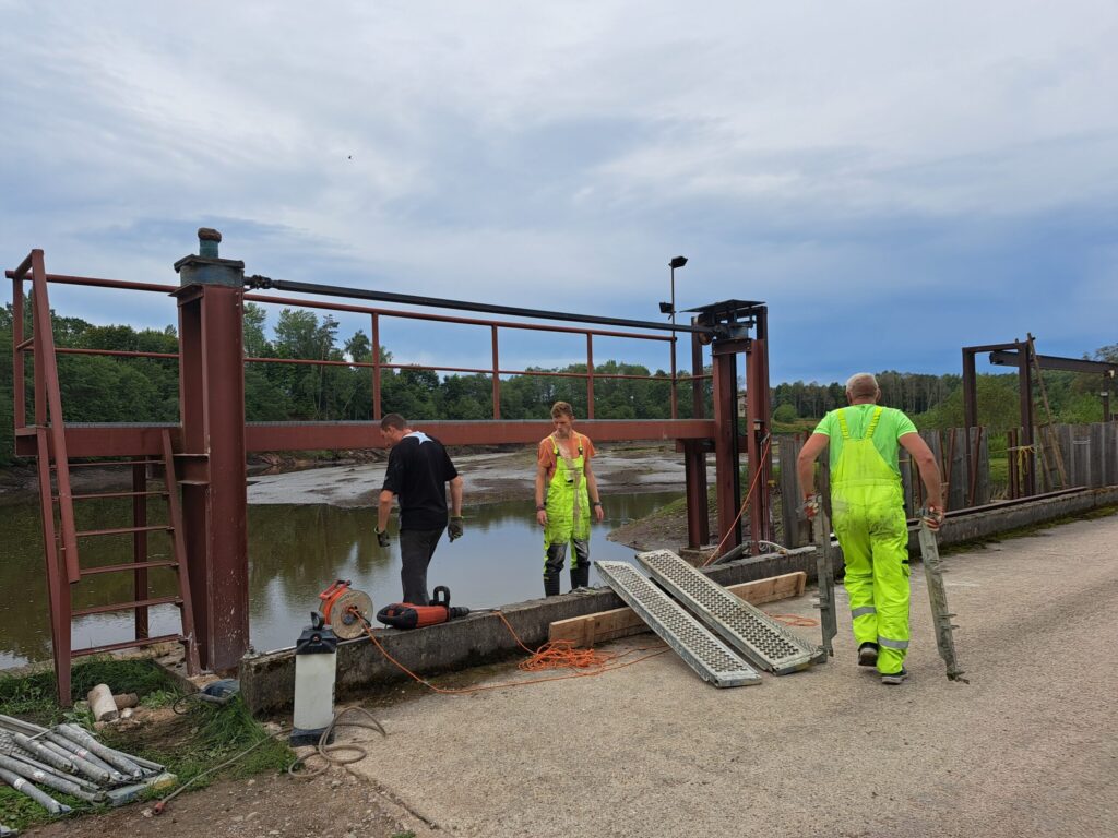 Ukraiņu vīri, kas ikdienā dzīvo Rankā, ir tie, kas veic Pilskalna HES remontdarbus.
Autors: Foto: Ginta Alberte