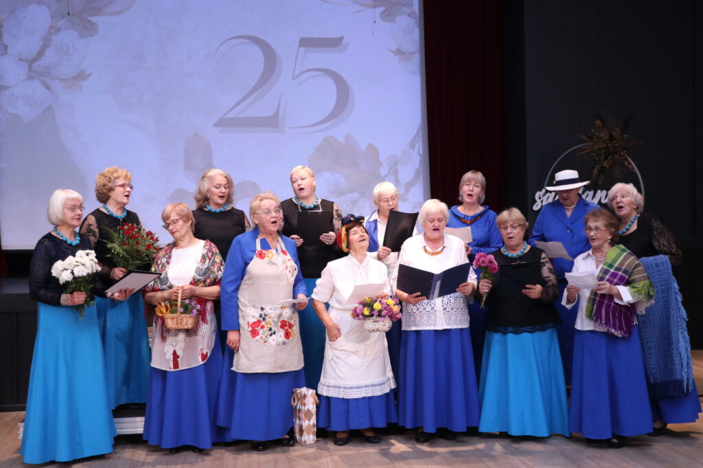 STRADU pagasta senioru vokālo ansambli “Baltābele” un Jaungulbenes tautas nama senioru vokālais ansamblis “Kamenes” izpildīja kādu īpašu dziesmu – dzejnieces Vijas Poļakas-Rikveiles dziesmu “Senāk”, kura bija vīru ansambļa pirmā dziesma.
Autors: Foto: Diāna Lozko