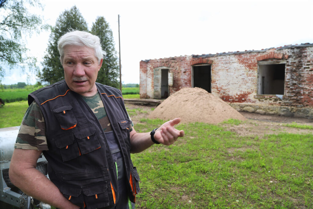 JĀNIS PRINCOVS no Daukstu pagasta ir enerģisks seniors. Entuziasts. Viņš nolēma sakopt vēsturisku vietu - Daukstu pienotavu un to arī izdarīja. Vecās pienotavas apkārtne gadiem bija aizmirsta un aizaugusi. Vietējie iedzīvotāji saka lielu paldies Jānim par skaisti sakopto vietu, novērtē viņa ieguldījumu un lūdz “Dzirksteli”, lai uzrunā Jāni uz plašāku interviju.
Autors: Foto: Gatis Bogdanovs