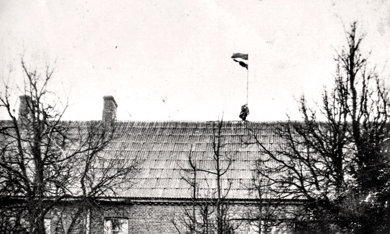 Sarkanbaltsarkanā karoga pacelšana virs Tirzas biedrības nama 1989.gadā.
Autors: Foto: Kārlis Dzenis