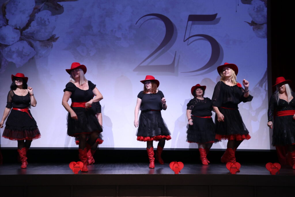 AKTĪVĀ dejas solī sveicienā griezās Gulbenes līnijdeju grupa “Raganiņas”.
Autors: Foto: Diāna Lozko