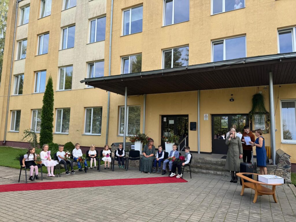 SARKANAIS paklājs mazajām Rankas pamatskolas zvaigznītēm, sākot skolas gaitas. Par svinīgu, siltu un rosinošu vidi pirmajā skolas dienā rūpējās pedagogi.
Autors: FOTO: RANKAS PAMATSKOLA