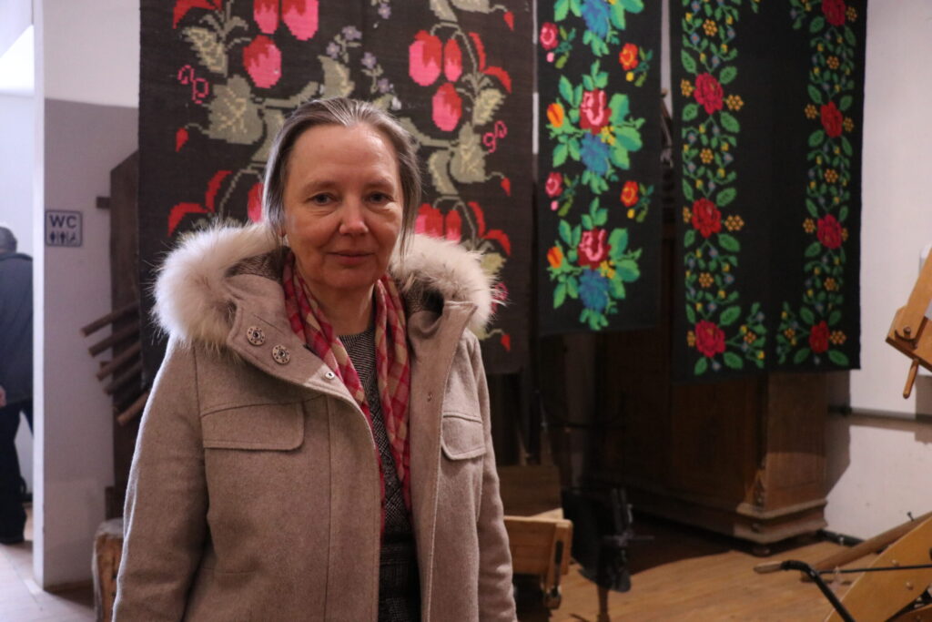 KRĀSLAVAS NOVADA aušanas darbnīcas “Indra” vadītāja Olga Jokste stāsta, ka darbnīca sākusi darboties 2004. gadā. Viņa ikvienam, kurš vēlas uzsāk aust, iesaka būt pacietīgiem. “Kad iesākām aust segas skalu tehnikā, mēs nezinājām, kā to darīt. Mācījāmies no divām audējām. Ir pieejami aušanas apraksti, taču, ja neesi redzējis, kā to dara, tad nemaz nevar zināt, kas ir jādara. Tagad ir pieejami arī daudzi video, kuros audējas rāda dažādas aušanas tehnikas. Vajag tikai mazliet drosmes un daudz jo daudz pacietības, kā jau visās lietās,” pasākumā “Dzirkstelei” pauda O.Jokste.
Autors: Foto: Diāna Lozko