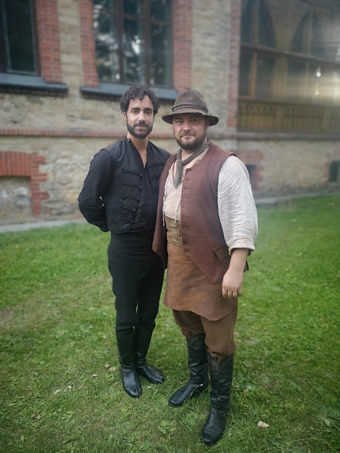 Aristokrātiska un vēsturiska vide. Grāfs Andrāši un vienkāršs ungāru fermeris. Mirklis starp filmēšanas kadriem.  
Autors: Foto: no privātā arhīva