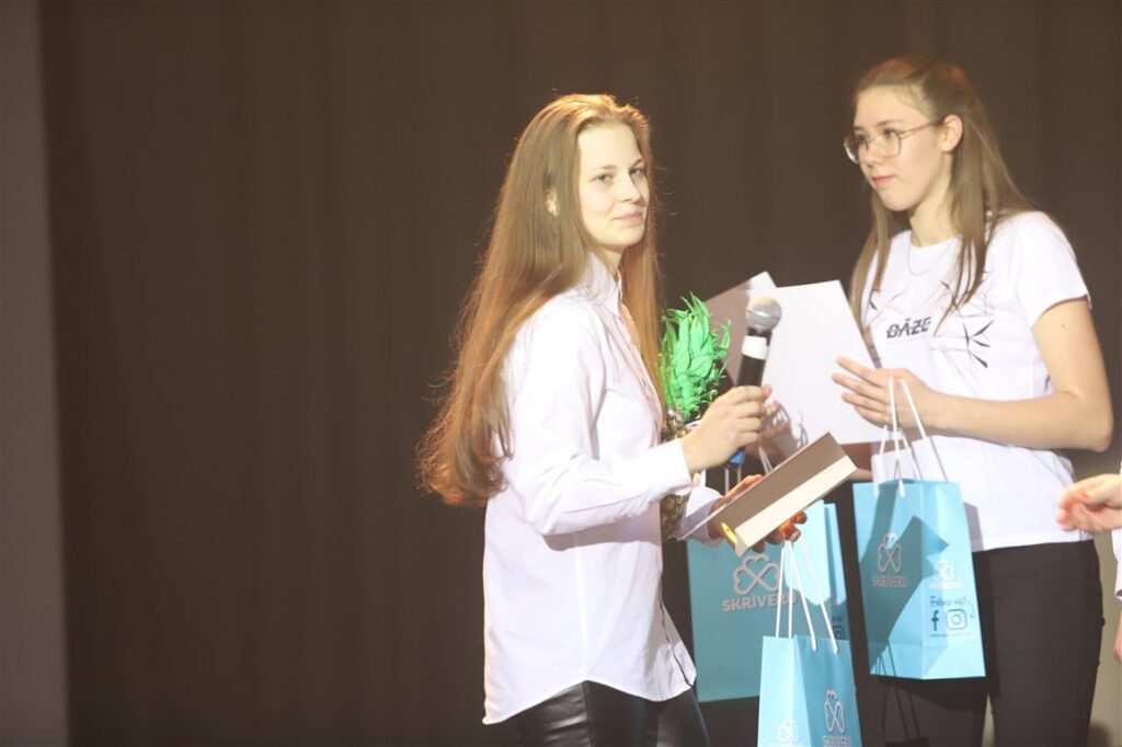 Ļoti izpalīdzīga, aktīva un sabiedriska - tāda ir rancēniete Alise Apsīte (no kreisās), kura ieguva balvu “Paraugs jauniešiem 2022”.
Autors: Foto: Gatis Bogdanovs