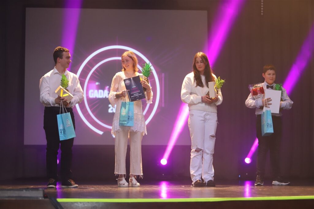 Nominācijā “Jaunietis jauniešu centrā” balvas pasniegtas jauniešiem (no kreisās): Rolandam Cīrulim, Lindai Ļaperei, Arīnai Loginai un Eduardam Jānim Ješkinam. Šie jaunieši pagājušajā gadā aktīvi darbojās jauniešu centrā un sniedza savu ieguldījumu tā darbībā, izrādīja iniciatīvu aktivitāšu organizēšanā.
Autors: Foto: Gatis Bogdanovs
