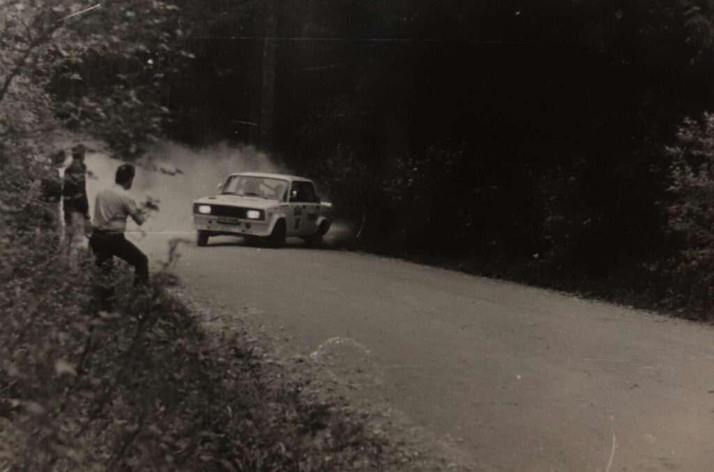 Agrāko laiku rallijos teritoriju norobežojošās lentes nepazina un drosmīgākie līdzjutēji varēja mēģināt teju vai pa jumtu uzsist.
Autors: Foto: no privātā arhīva