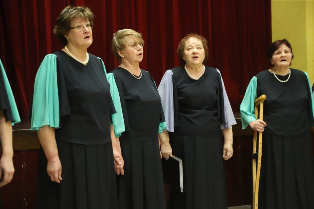 Staru kultūras nama senioru sieviešu vokālais ansamblis “Seniora” (Sonora)