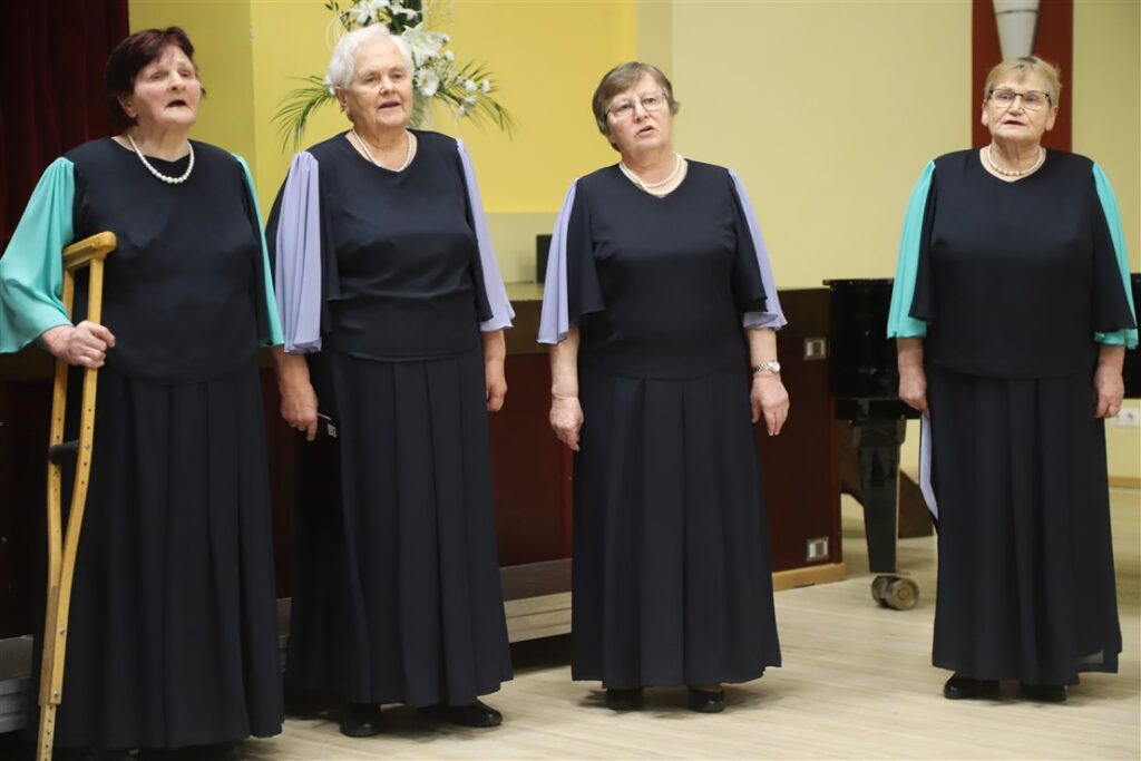 Staru kultūras nama senioru sieviešu vokālais ansamblis “Seniora” (Sonora)