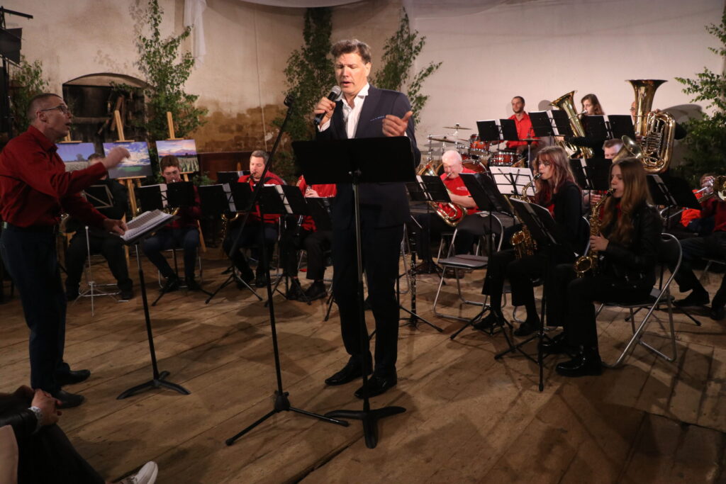 VIESIEM SKANĪGU PRIEKŠNESUMU PILS KLĒTĪ bija sagatavojis arī Gulbenes pūtēju orķestris un baritons novadnieks Nauris Indzeris. Šis bija pirmais pasākums atjaunotajā klētī, kas būs atvērta dažādām izstādēm un pasākumiem arī nākotnē.
Autors: Foto: Diāna Lozko