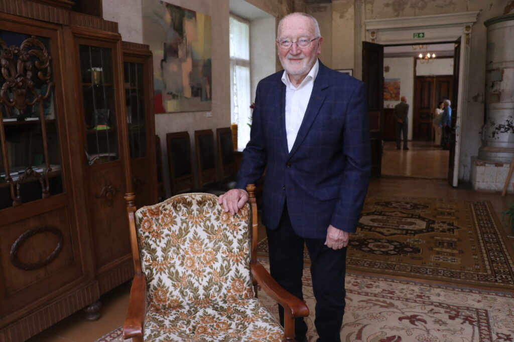 JĀNIS STUCKA NO BEĻAVAS pašlaik dzīvo Ogrē, taču savus studiju gadus atceras ar lielu prieku. Pēc sarunas ar J.Stucku fotografējāmies Stāmerienas pils telpā, kura Stāmerienas lauksaimniecības tehnikuma laikā bijusi viena no auditorijām.
Autors: Foto: Diāna Lozko