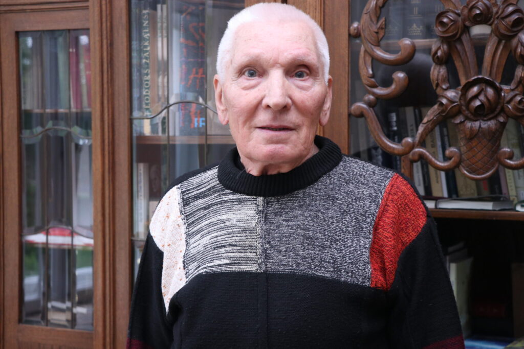 ERNESTS SKOPĀNS, lai arī vairs nedzīvo Stāmerienā, savus studiju laikus atceras, jo viņš no 1954. līdz 1958. gadam bijis kursa vecākais. Viņu salidojuma laikā ar siltām atmiņām un degsmi atcerējās arī citi tā laika studenti.
Autors: Foto: Diāna Lozko
