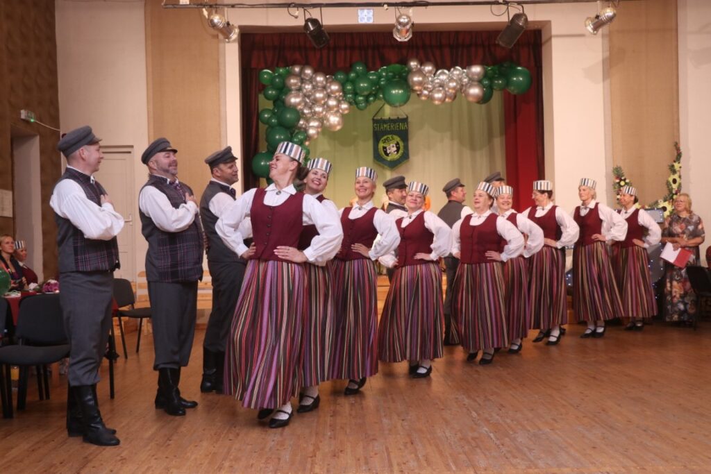 JUBILEJAS PASĀKUMĀ viesojās un ar savu dejas māku priecēja arī “Spēles” draugi – vidējās paaudzes tautas deju kolektīvs “Ratenieki” no Litenes, ar kuriem “Spēle” dziesmu un deju svētkos 2018.gadā Vērmanes dārzā Rīgā kopā izspēlēja A.Alunāna lugu “Seši mazi bundzenieki”.
Autors: Foto: Diāna Lozko